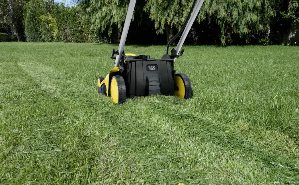 Jak sprawnie kosić trawę kosiarką akumulatorową?