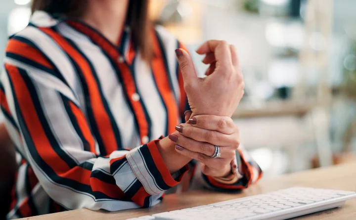 Obraz do artykułu: Kompletny przewodnik: zespół cieśni nadgarstka – diagnostyka, leczenie, rehabilitacja i powrót do sprawności