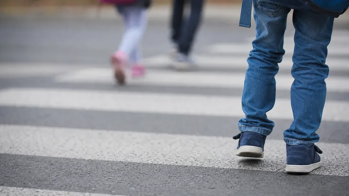 Pierwszoklasiści wyszli na przejście. Policjanci sprawdzili ich wiedzę