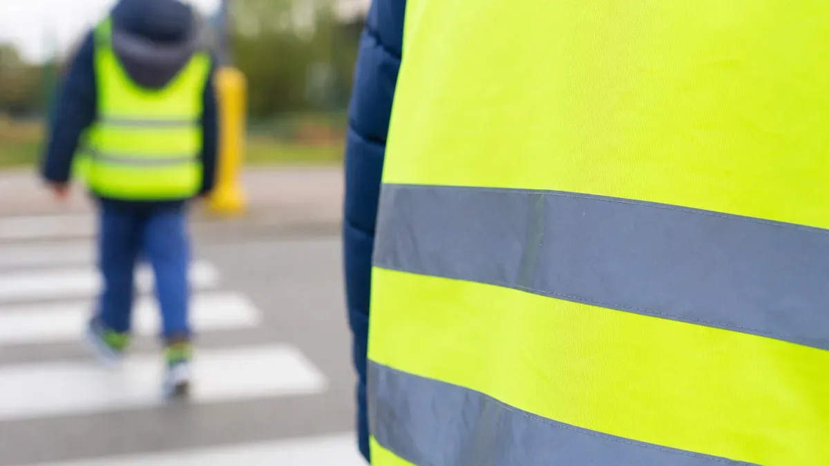 Pierwszoklasiści w Chorzowie poznali prosty sposób na większą widoczność