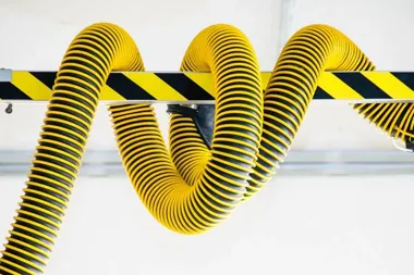 Jak dobrać wąż przemysłowy do transportu pyłów, oparów lub materiałów sypkich?