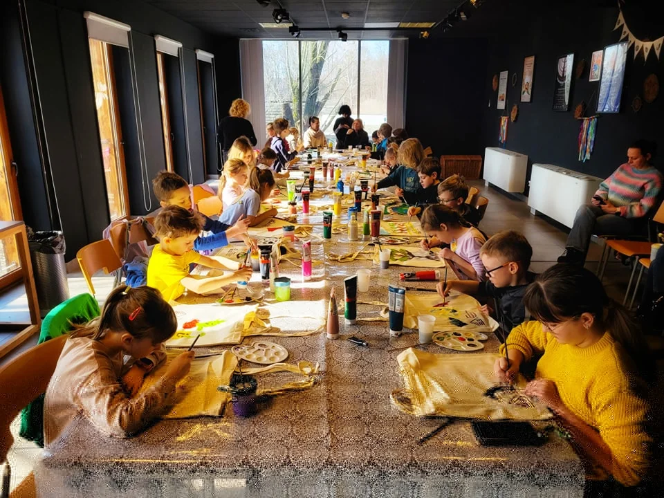 Grafika promocyjna wydarzenia Letnie warsztaty i spacery edukacyjne w Muzeum Etnograficznym w Chorzowie