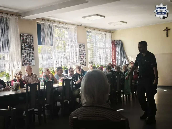 Seniorzy poznali metody oszustów. Policjanci ostrzegali przed presją
