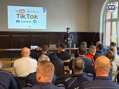 Policjanci z Chorzowa szkolili się z cyberzagrożeń. NASK pokazał metody manipulacji