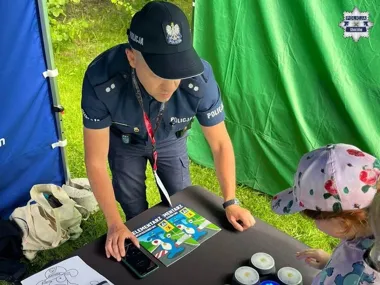 Policjanci w radiowozie i na koniu - taki był wieczór w chorzowskim zoo