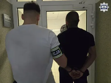 Marihuana, groźby i zniszczone drzwi - 23-latek usłyszał zarzuty