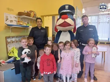 Policjanci weszli do chorzowskiego przedszkola i skupili uwagę dzieci na bezpieczeństwie