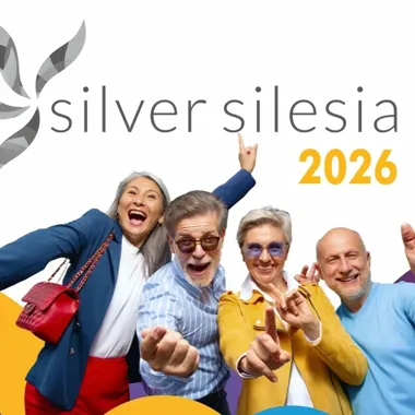 Grupa uśmiechniętych seniorów pozuje na tle grafiki z napisem silver silesia 2026.